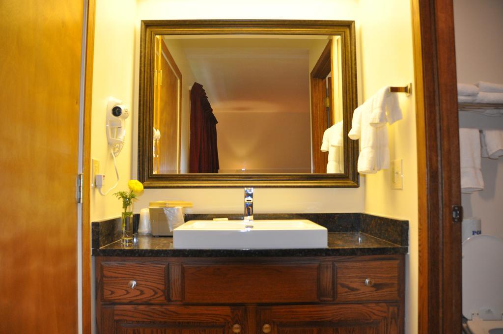 Shepherd Mountain Inn & Suites Pilot Knob Room photo